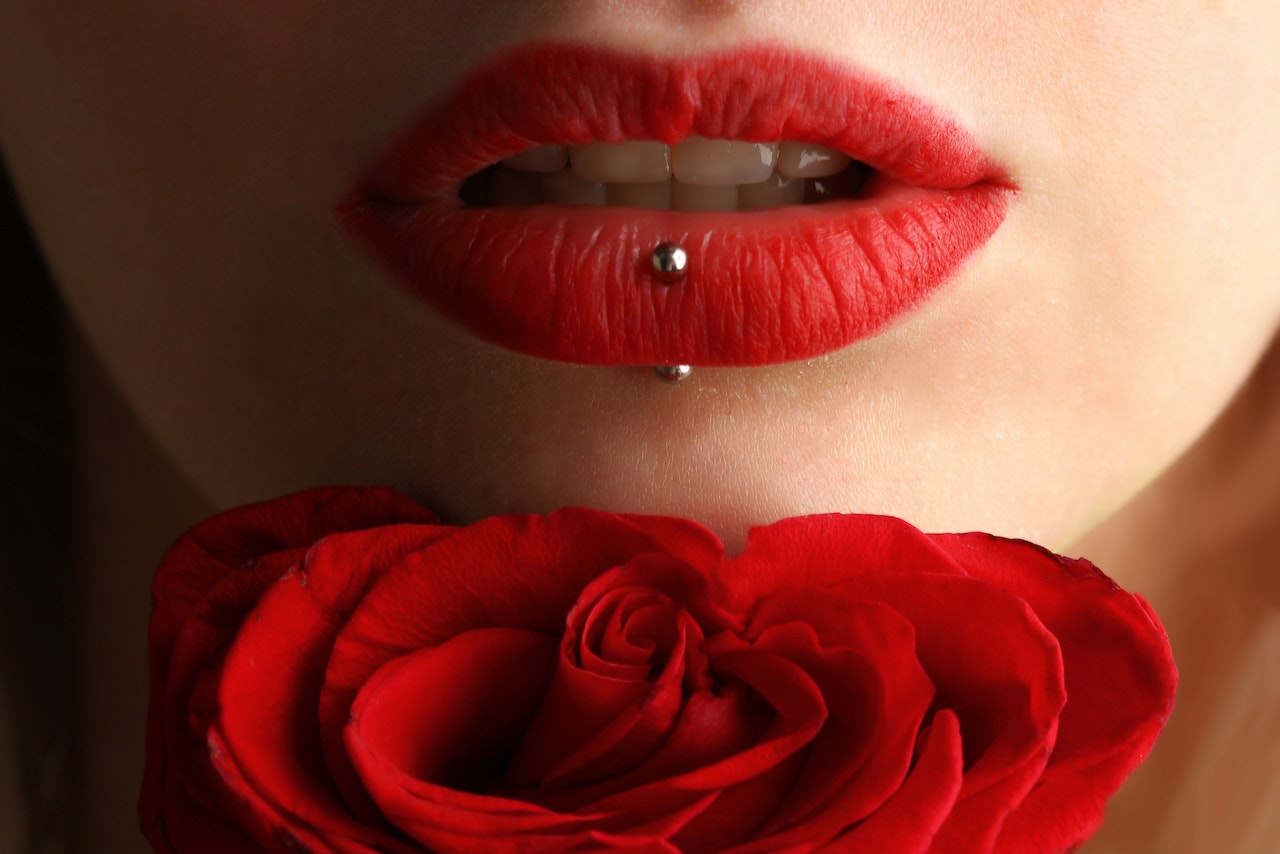 Photo by Rodolfo Clix: https://www.pexels.com/photo/woman-wearing-red-lipstick-near-red-rose-1161931/